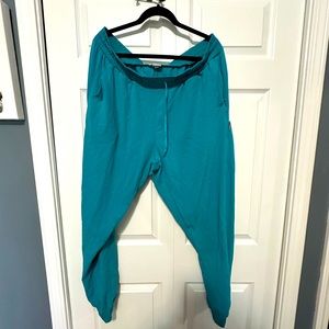 2xL, teal scrub set. Good condition, smoke free home.